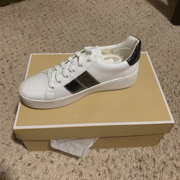 Michael Kors Poppy Lace Up Leather Shoes - Picture 4 of 8